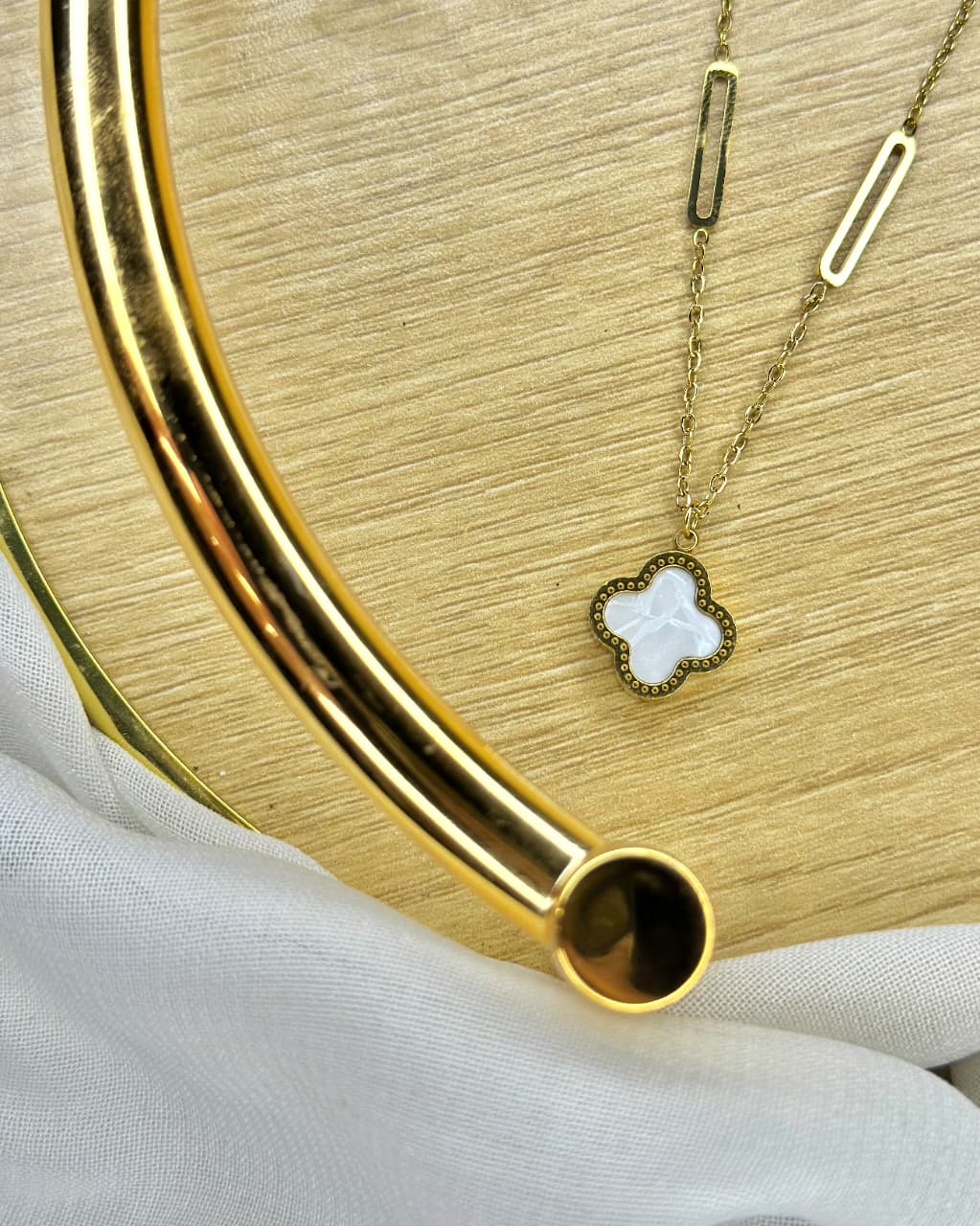 Two-in-One Reversible Clover Pendant Necklace (White & Black)
